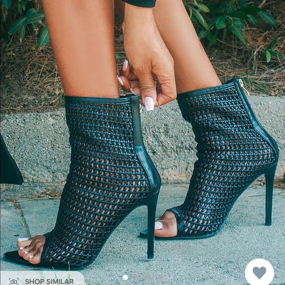 Beautiful black booties super stylish and comfy - Picture 4 of 4